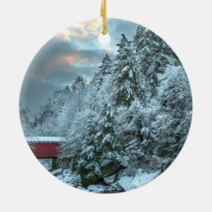 Pinos Nevado sobre un ornamento redondo del puente