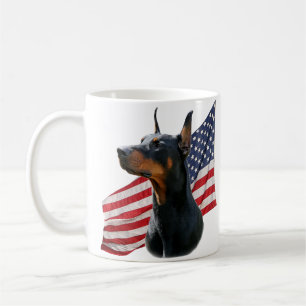 Pinscher del Doberman y taza de la bandera