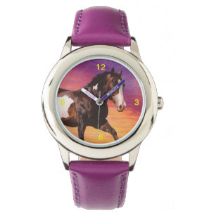Pintar caballo con un colorido reloj de la salida 
