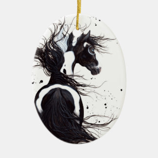 Pinto majestuoso del caballo por el ornamento del