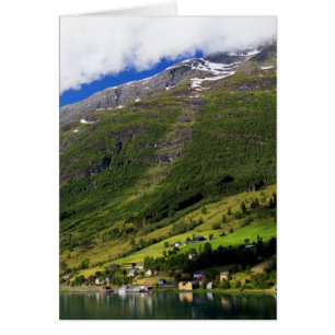 Pintoresco pueblo junto al fiordo, Noruega
