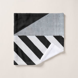 Pintura rayada diagonal blanca y negra en la pared