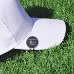 Pinza Para Gorra De Golf El mejor oro monogramado blanco y azul oscuro<br><div class="desc">Nuestro clip gorra monocromático personalizado de marcador de bola es un accesorio excelente para marcar su sitio en el putting green. Clips fácilmente a su gorra de golf cuando no está en uso. Compre nuestra colección integrada de colores coordinados y accesorios de golf. Las iniciales monogramadas personales personalizados se agregan...</div>