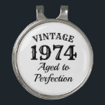 Pinza Para Gorra De Golf Funny 50th Birthday 1974 personalizado a la perfec<br><div class="desc">Gracioso 50 cumpleaños 1974 Años a la perfección personalizado clip de gorra de golf . Regalo deportivo personalizado para el marido, papá, abuelo, hermano, novio, compañero de trabajo, colega, empleado, profesor, entrenador, jugador, amigo, mamá, esposa, hermana, tía, abuela, jefe, etc. Diseño vintage de tipografía de letras grandes con cita graciosa....</div>