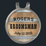 Pinza Para Gorra De Golf Groomsman Bourbon Barrel personalizado<br><div class="desc">Gracias a sus padrinos con este diseño rústico de barril de whisky con tipografía occidental audaz. Personalice este diseño con su nombre de padrino y fecha de boda. Hace un gran regalo.</div>