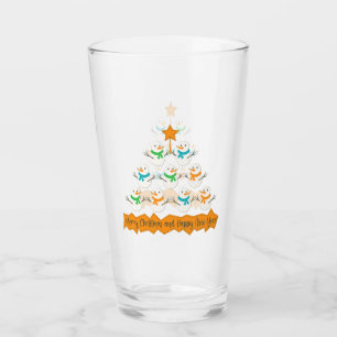 Pirámide de árboles de Navidad hecha de muñecos de