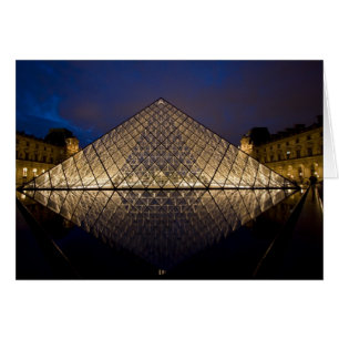 Pirámide del Louvre por el arquitecto I.M. Pei en