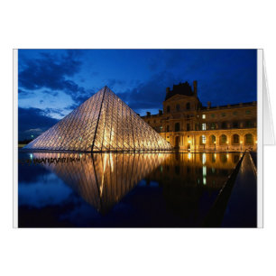 Pirámide en el Museo del Louvre, París, Francia