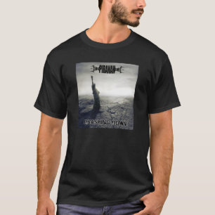 Piranah que se estrella abajo de la camiseta
