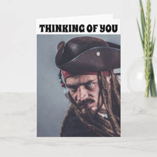PIRATE FUNNY PENSANDO EN TI Y LAS TARJETAS DE RUM