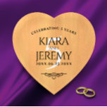 Pisapapeles Celebración del 5° Aniversario del Boda de Madera<br><div class="desc">¡Celebra el quinto aniversario de los bodas de madera con este papel conmemorativo! Las elegantes letras en un fondo falso de grano de madera clara añaden un toque memorable para esta ocasión especial y un hito. Personalizar con los nombres de la pareja, fechas de matrimonio y mensaje de felicitación. Diseño...</div>