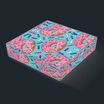 Pisapapeles Comida chatarra Alimento rosado Verde azulado Donu<br><div class="desc">Ideal para regalar o para decorar una oficina,  este papel presenta un ilustracion original de un donut con helado rosa,  rodeado de rociadores. Este diseño de rosquilla también está disponible en otros productos. ¿No ves lo que estás buscando? Contacte con Rebecca para que tenga algo diseñado para usted.</div>