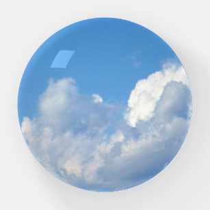 Pisapapeles Dramático cielo azul brillante aplanado de nubes b