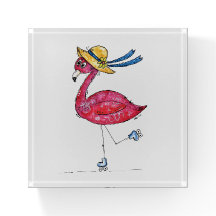 Flamingo rosa dulce y caprichoso en los patines