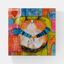 Gato atigrado naranja engreído bebiendo café