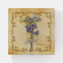 Hermosas flores beige secas de época con nombre