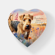Perro Airedale Terrier en una pradera de flores si