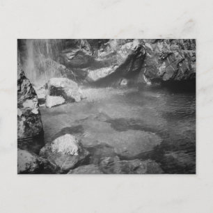 Piscina bajo la postal de la cascada