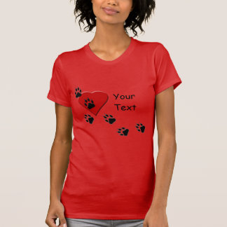 Pista de garras de perro en mi camiseta roja del c
