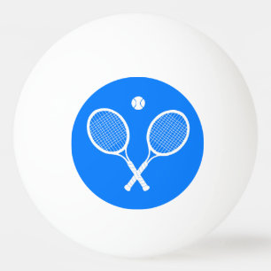 Pistas blancas de tenis con bolas de ping-pong azu