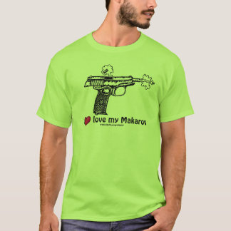 Pistola de Makarov que tira la camiseta urbana del