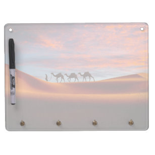 Pizarra Blanca Con Ganchos Para Llaves Desiertos   Hombre y camellos en las dunas de aren