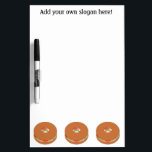 Pizarra Blanca Personalizar de este gráfico de Bagel<br><div class="desc">Añade un lema o nombre para crear un regalo personalizado con un tema de bagel. La imagen muestra un anillo de pan lleno de lechuga,  carne y tomate.</div>