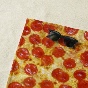 Pizza de salchichones y toalla de playa del queso