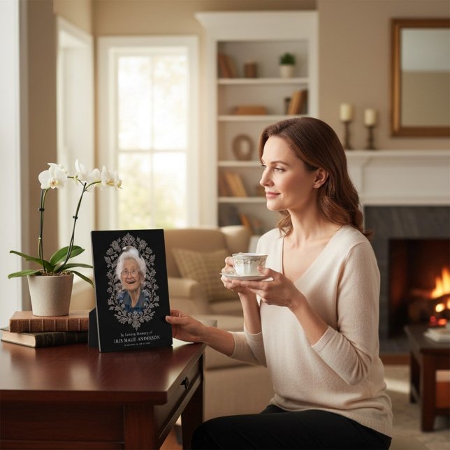 Placa antigua floral en memoria de seres queridos  (Subido por el creador)
