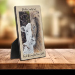Placa de escritorio de león y cordero<br><div class="desc">Mi hija pintó esta acuarela que representaba a Jesús como el Cordero de Dios (Juan 1:29) y el León de la tribu de Judá (Rev. 5:5). El original cuelga en nuestra casa y nos recuerda a nuestro Salvador y Rey, y esperamos que esta placa también dirija su corazón a Jesús....</div>