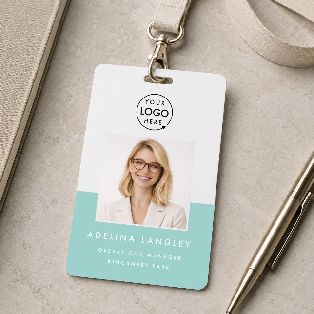 Placa de identificación con foto 3x5 | Tarjeta de  (Create a polished 3x5 photo ID badge with logo, name, and title for a professional team look)