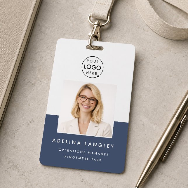 Placa de identificación con foto 3x5 | Tarjeta de  (Create a polished 3x5 photo ID badge with logo, name, and title for a professional team look)