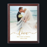 Placa de la foto de la boda del novio de la novia<br><div class="desc">Foto elegante de la boda del novio de la novia de la escritura del oro del amor</div>