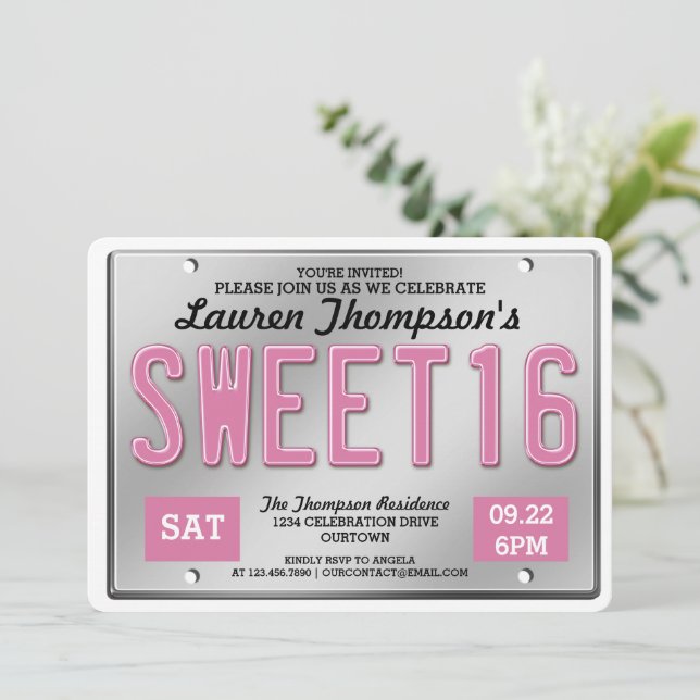 Placa de licencia rosa Invitaciones dulces de 16 p (Anverso de pie)