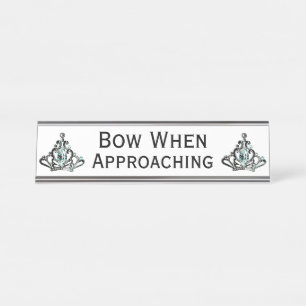Placa De Nombre "Bow When Approach" Tiara