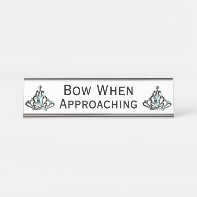 Placa De Nombre "Bow When Approach" Tiara (Anverso)