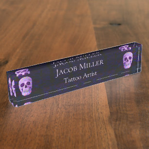 Placa De Nombre Calavera gótica frente a tatuaje azul morado único