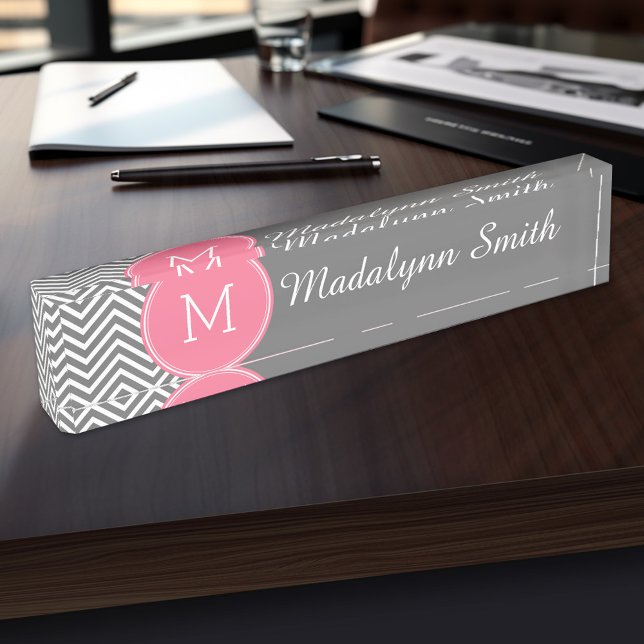 Placa De Nombre Chevrras grises y rosas con monograma Personalizad (Personalized Name Plate for the Office, School or Home)