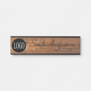 Placa de nombre con grano de madera falsa y logoti