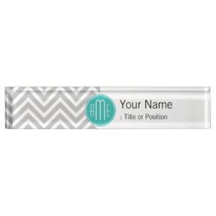 Placa De Nombre Elegante Gris Moderno Chevron y Monograma de Menta