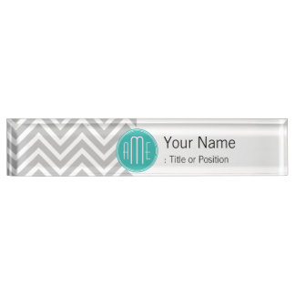 Placa De Nombre Elegante Gris Moderno Chevron y Monograma de Menta