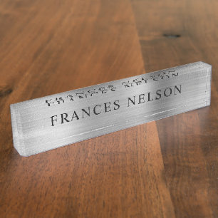 Placa De Nombre Estilo Serif con aspecto metálico plateado