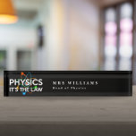 Placa De Nombre FÍSICA ES LA LEY Funny Science Cita<br><div class="desc">Personalice el nombre, el título del trabajo e incluso el color de fondo para crear una placa de nombre fresca, moderna y divertida inspirada en la ciencia, diseñada como regalo para todos los científicos, profesores de ciencias, técnicos de laboratorio, estudiantes de ciencias, en resumen, cualquier experto en ciencia de su...</div>