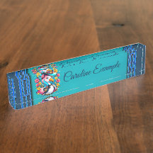 Flamingo lindo con un gorra de verano colorido