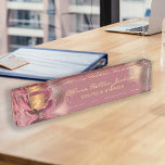 Placa De Nombre Floral monogramado lujoso glam vintage burgundy<br><div class="desc">purpurina de acuarela de oro Rosa lavado con una elegante placa de escritorio femenina monogramada en tonos rosa rubor, rosa polvoriento y borgoña con un gran rosa y una falsa plaza de oro de cobre metálico con escritura de tipografía de oro. Con un sofisticado y elegante estilo vintage, es adecuado...</div>