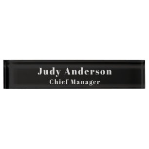 Placa De Nombre Fuente Serif simple profesional gris negro de moda