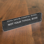Placa De Nombre Funny Company Boss Desk Plaque<br><div class="desc">Divertido plato de nombres de escritorio para el jefe de la empresa que se destaca del resto y no tiene miedo de decirlo.</div>