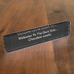 Placa De Nombre Funny Office Desk Nameplate Chocolate Humor Tema<br><div class="desc">El humorístico escritorio de la oficina con el nombre de la placa de acrílico de alta calidad con el gracioso dicho Bienvenidos al Lado Oscuro...  El Chocolate Espera. Un accesorio de mesa de diversión cultural para el padre,  profesional de negocios o amante del chocolate de ciencia ficción.</div>