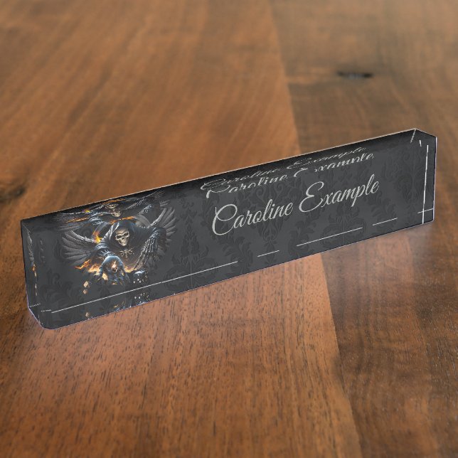 Placa De Nombre Huesos y magia, esqueleto con dados místicos. (Lateral)