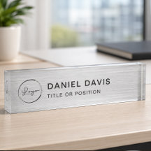 Logotipo metálico de la empresa